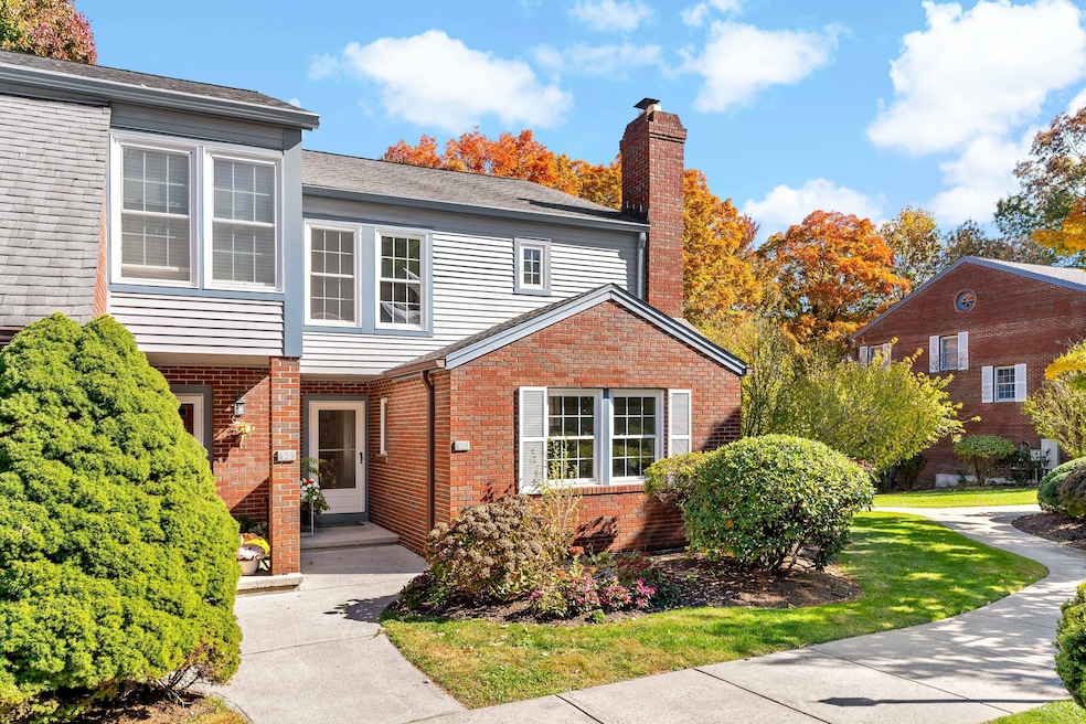 96 Roberton Crossing unit 96, Fairfield, CT 06825 - photo 1