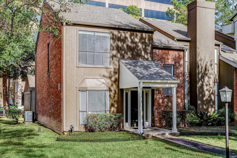Large corner unit facing courtyard