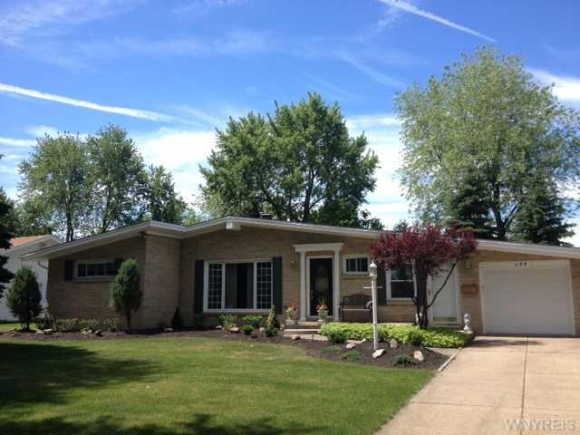 Exterior Front Welcome to this stunning ranch loca