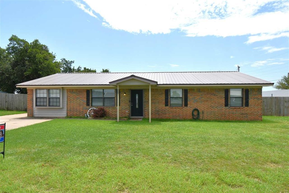 207 Hillcrest Dr, Elgin, OK 73538 - photo 1