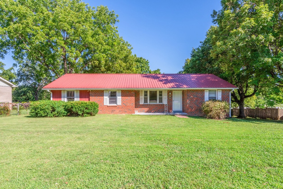 105 Helberg St, Dickson, TN 37055 - photo 1