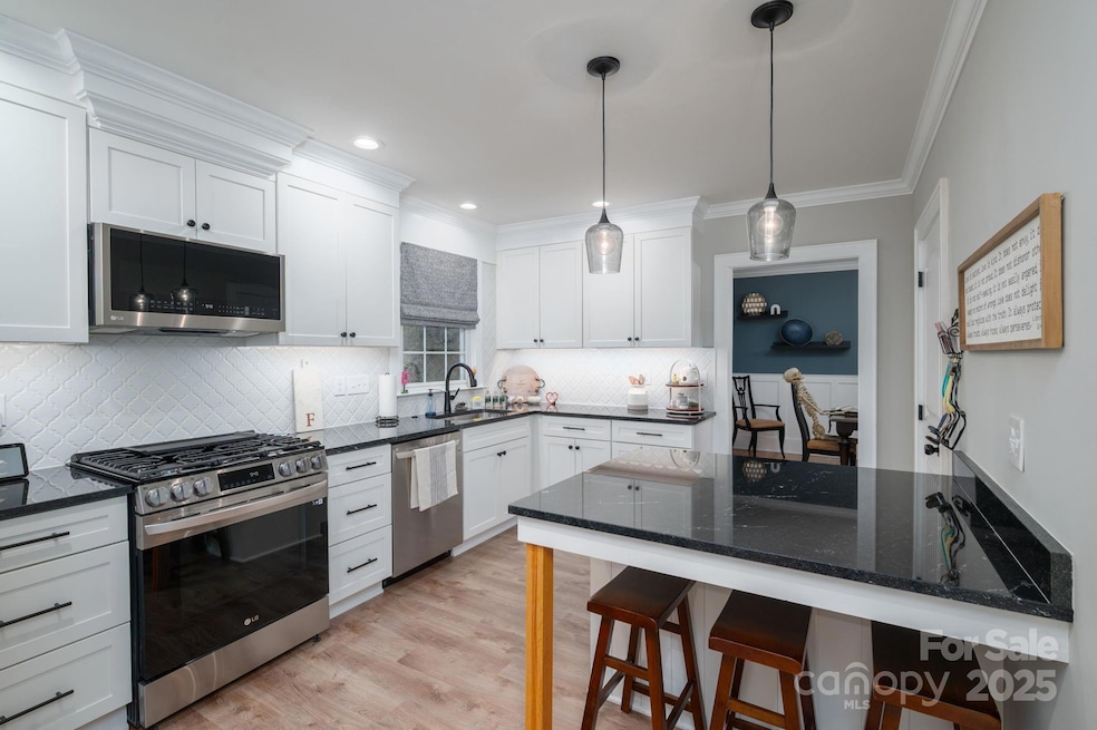 628 W 8th St, Newton, NC 28658 - photo 1