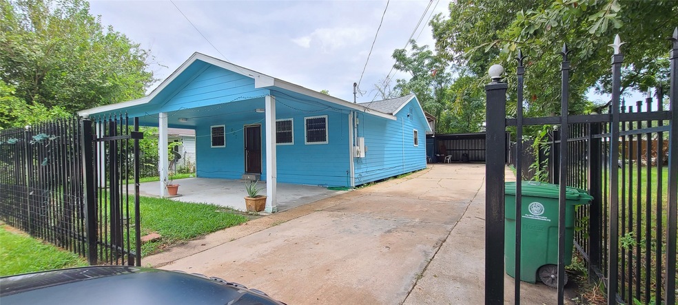 807 S Victory Dr, Houston, TX 77088 - photo 1