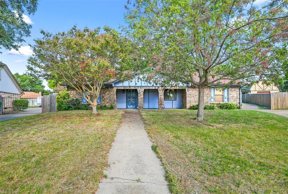 204 Stratford Ct, Hurst, TX 76054 - photo 1