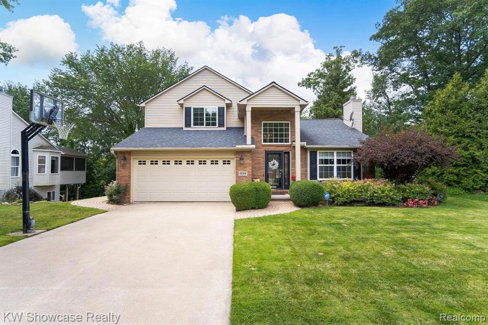 391 Cove View Dr, Waterford, MI 48327 - photo 1