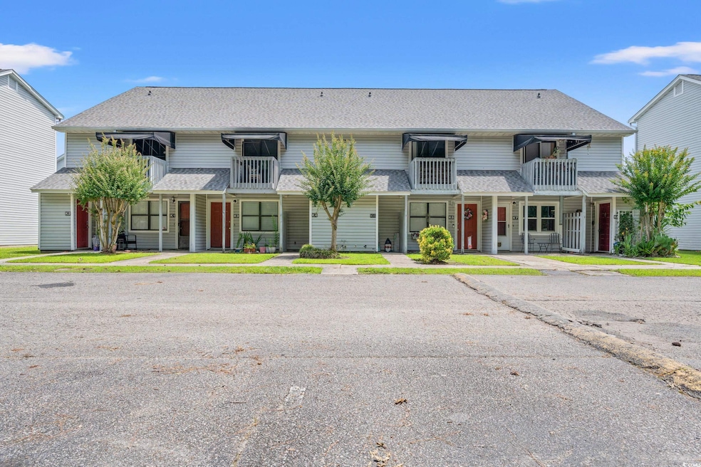 Townhome / multi-family property featuring a shingled roof