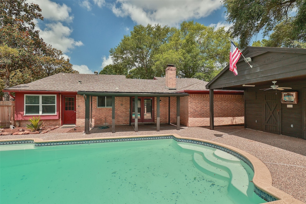 8202 Chestnut Forest Dr, Houston, TX 77088 - photo 1