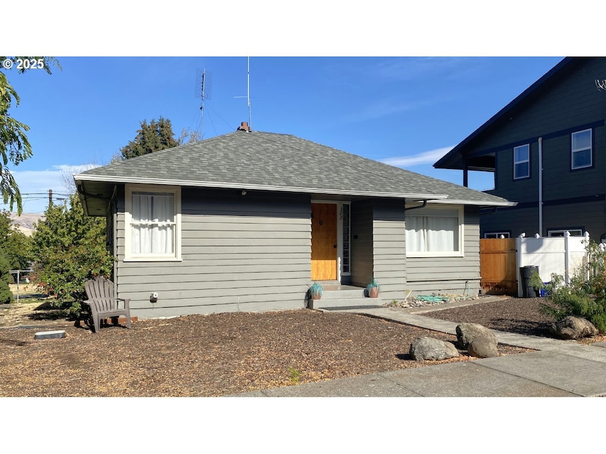 309 W 11th St, the Dalles, OR 97058 - photo 1