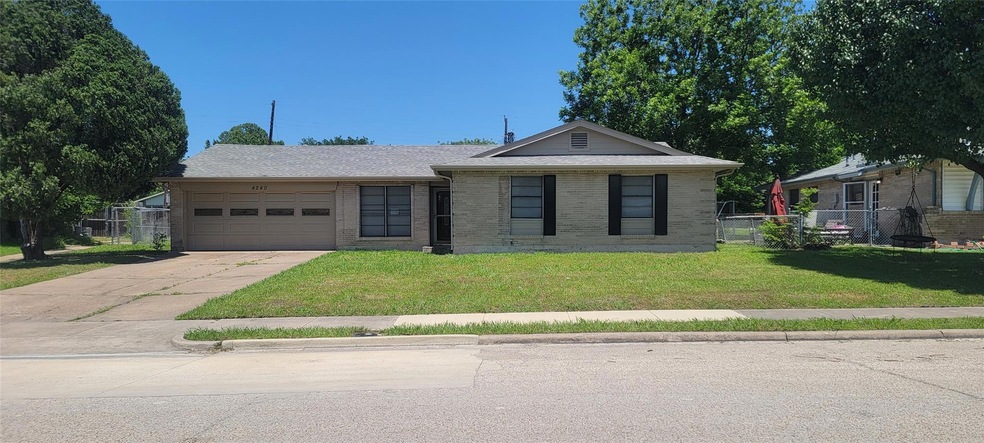 View of front of home featuring a front lawn and a