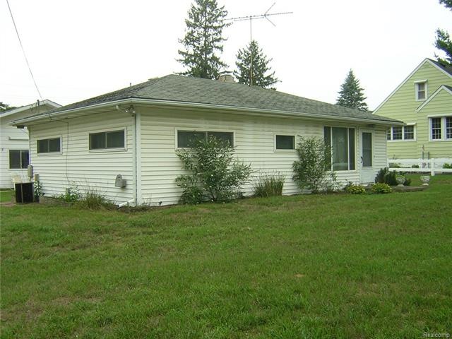 LARGE FRONT YARD