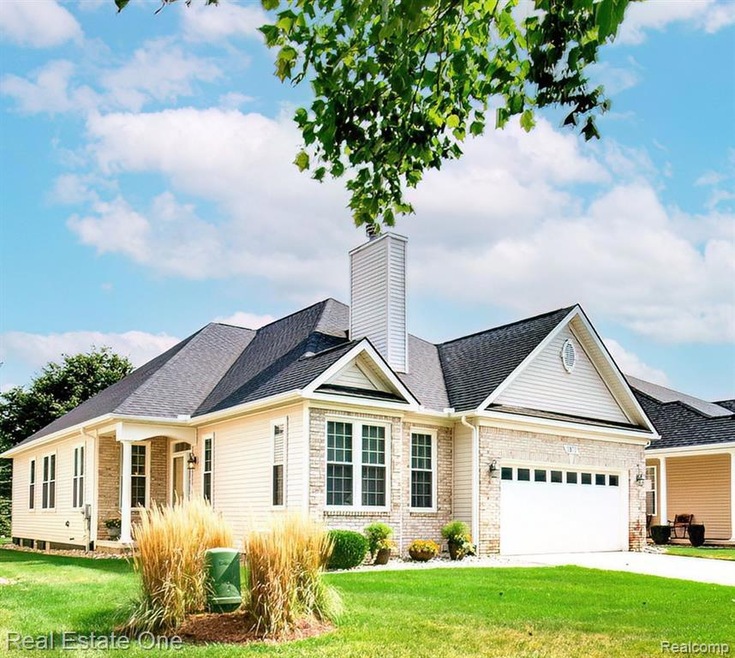 3973 Hillsdale Dr, Auburn Hills, MI 48326 - photo 1