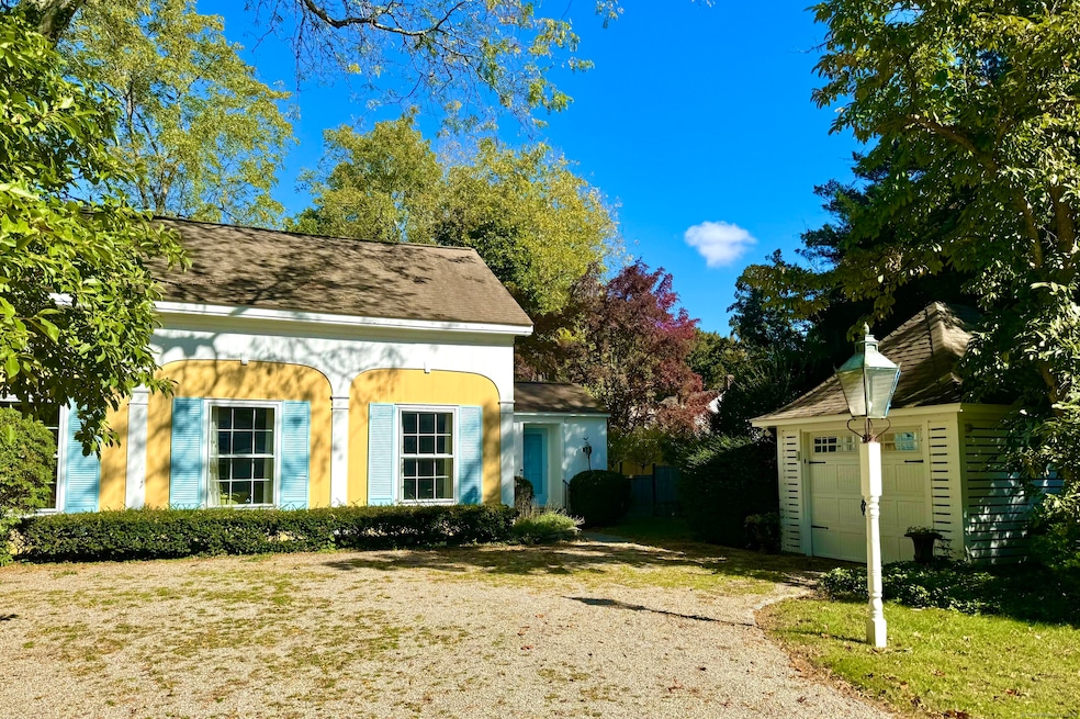 Much admired, charming Old Lyme Village carriage h