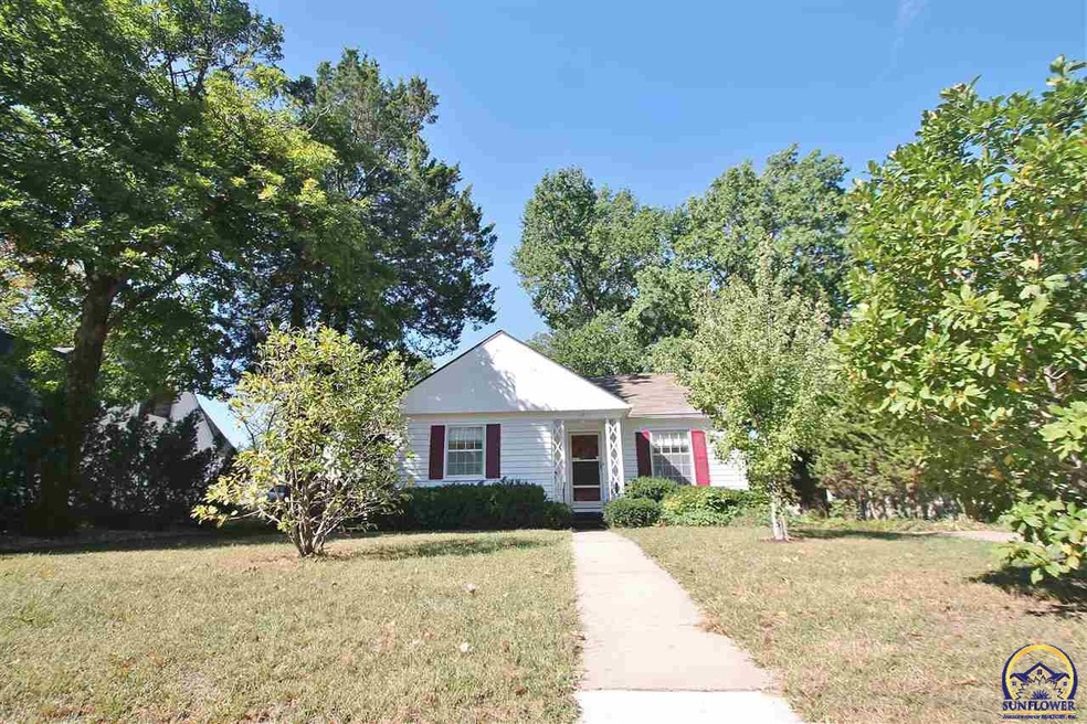 1715 SW Pembroke Ln, Topeka, KS 66604 - photo 1