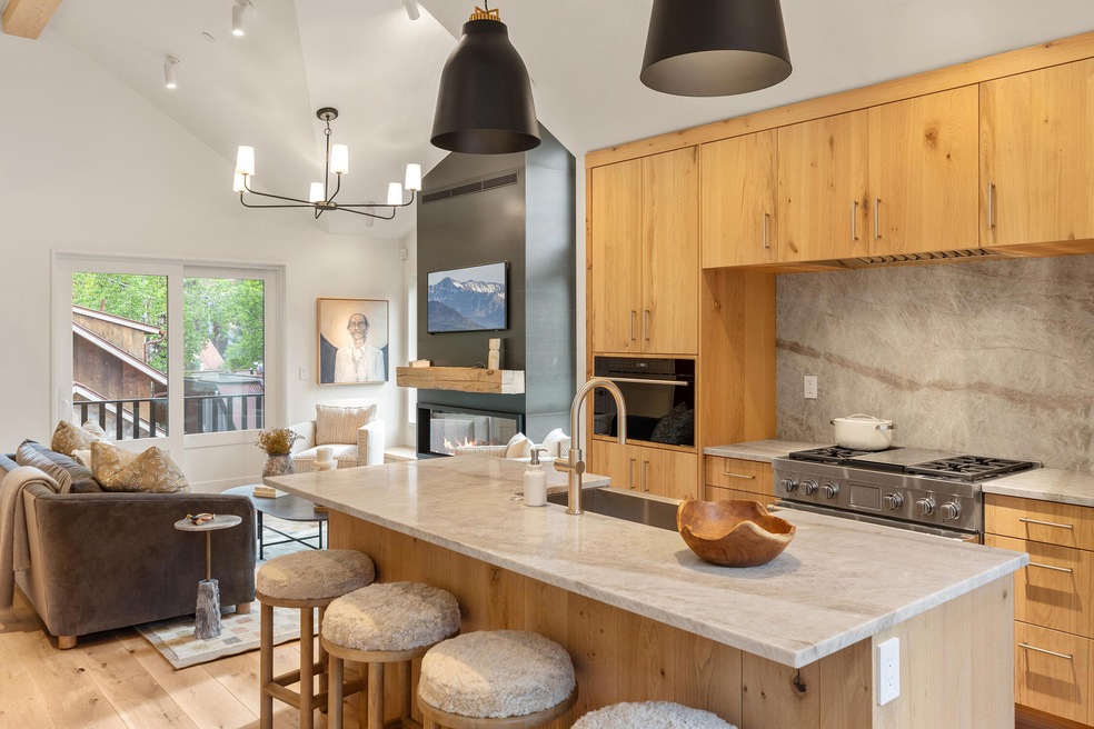 For Sale $8,407,574 • Co-Listing Agent