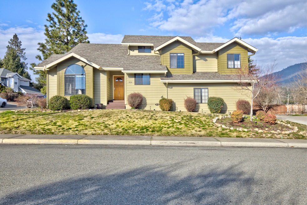 904 NW Regent Dr, Grants Pass, OR 97526 - photo 1