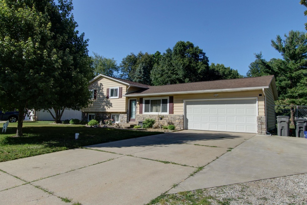 56870 Pinecrest Dr, Elkhart, IN 46516 - photo 1