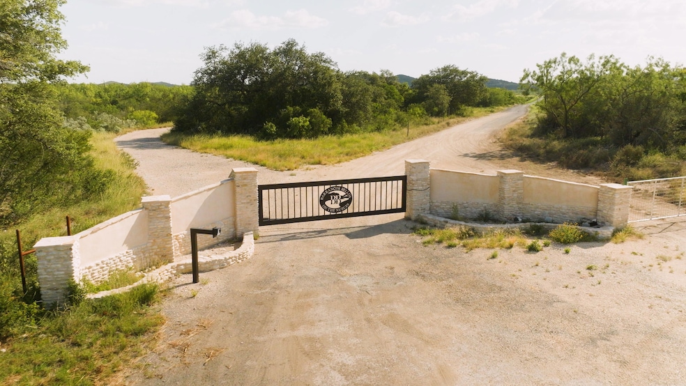 Tx-55, Uvalde, TX 78801 - photo 1