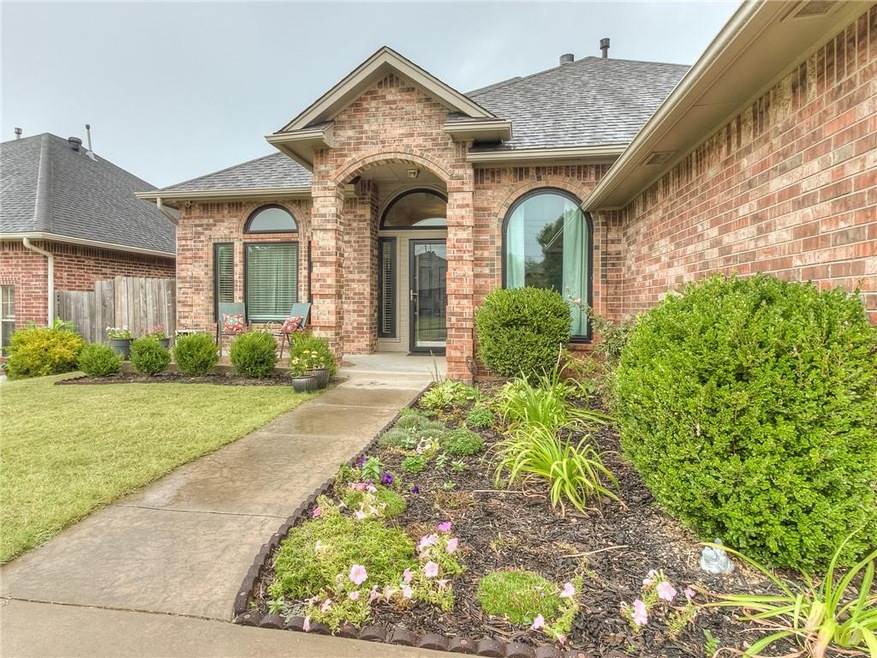 829 Elm Creek Dr, Moore, OK 73160 - photo 1