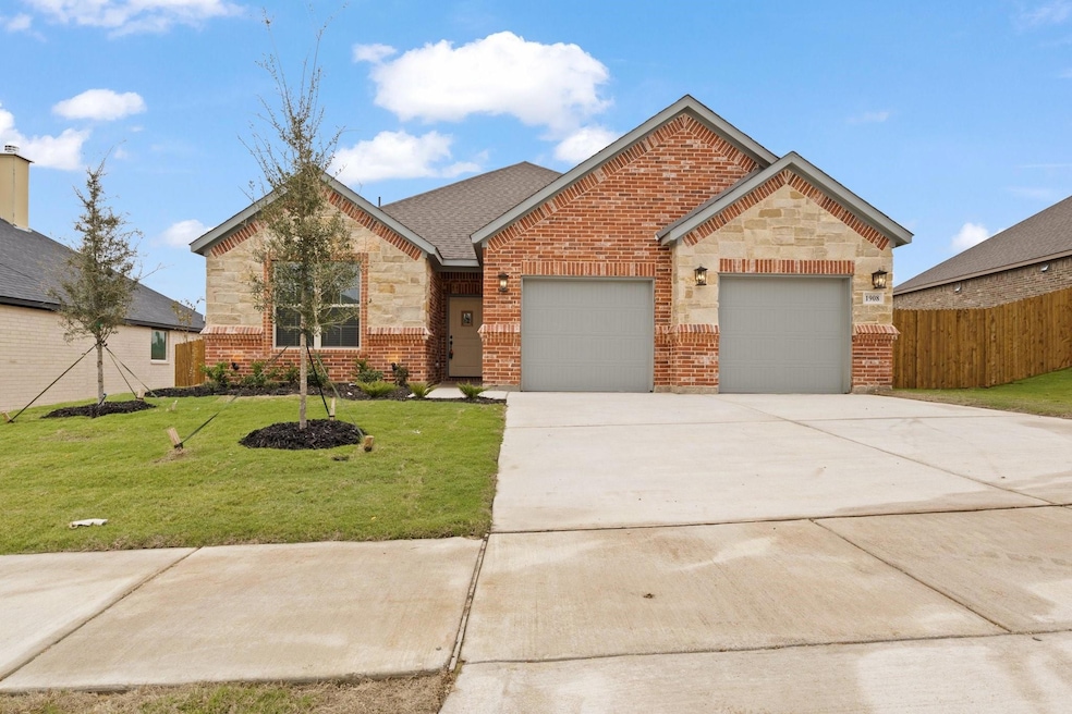 1908 Echo Lake Ct, Cleburne, TX 76033 - photo 1