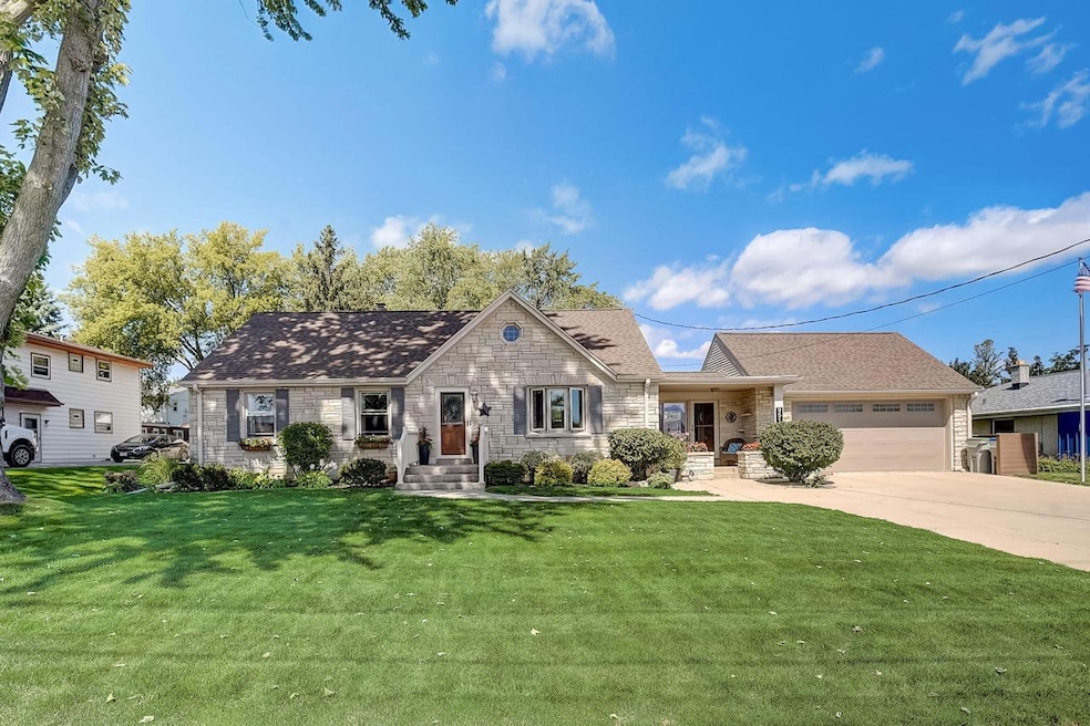 2-web-or-mls- W Howard Ave-002