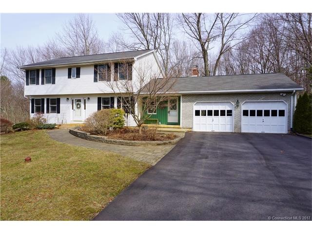 FRONT EXTERIOR WITH 2 CAR GARAGE, AND BREEZEWAY EN