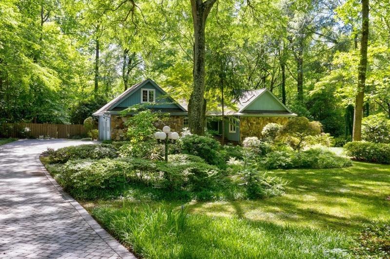 Welcome to 4185 Gatewood Lane in Riverview Estates