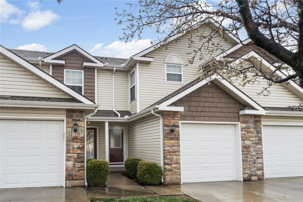 228 Pointe Ln, Raymore, MO 64083 - photo 1