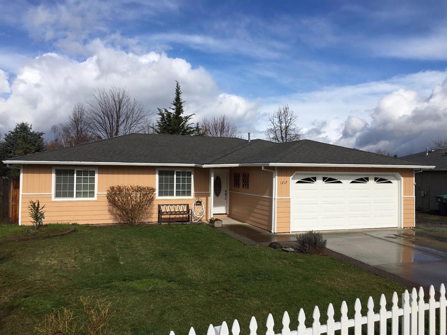 1217 Far West Ave unit 3, Central Point, OR 97502 - photo 1