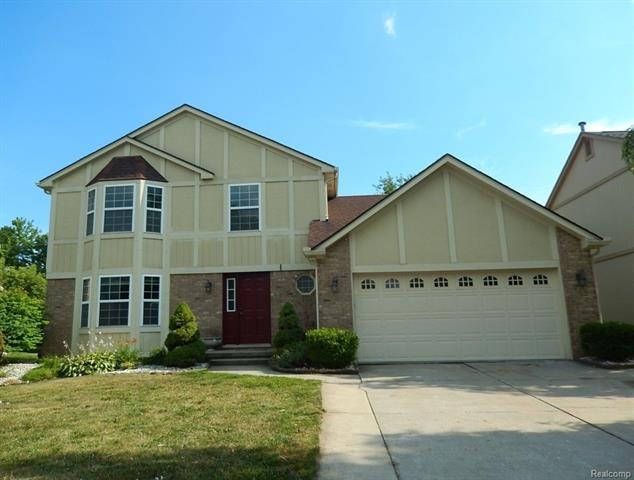 Welcome to a wonderful 3 bedroom, 2.5 bath colonia