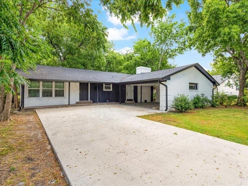 Ranch-style house featuring a front lawn