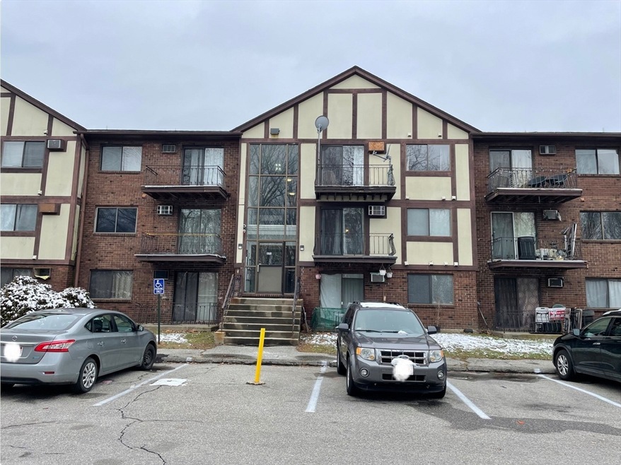 121 Whipple St unit 15, Worcester, MA 01610 - photo 1