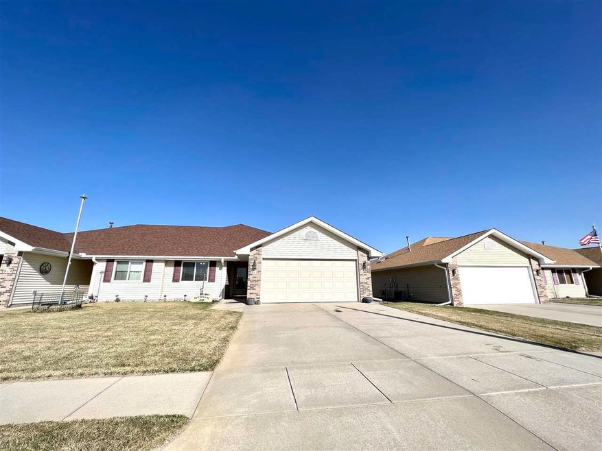 912 Jonathan Cir, Norfolk, NE 68701 - photo 1