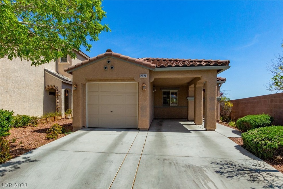 Cozy Summerlin cottage with a one car garage along