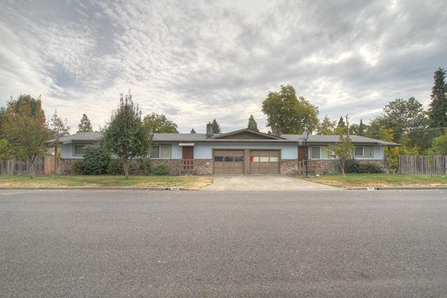 909 SW Central Ave, Grants Pass, OR 97526 - photo 1