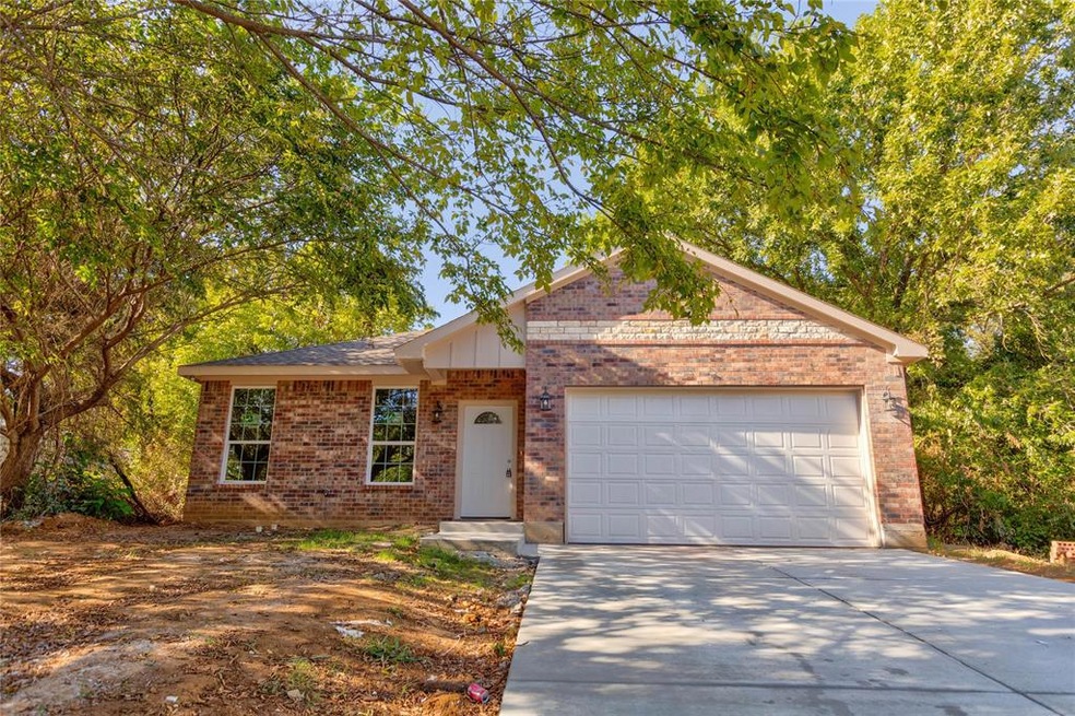 705 Royal St, Cleburne, TX 76031 - photo 1