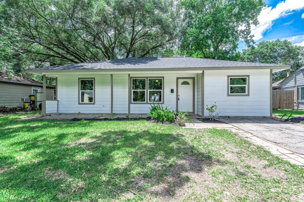 210 Mclemore Dr, Alvin, TX 77511 - photo 1