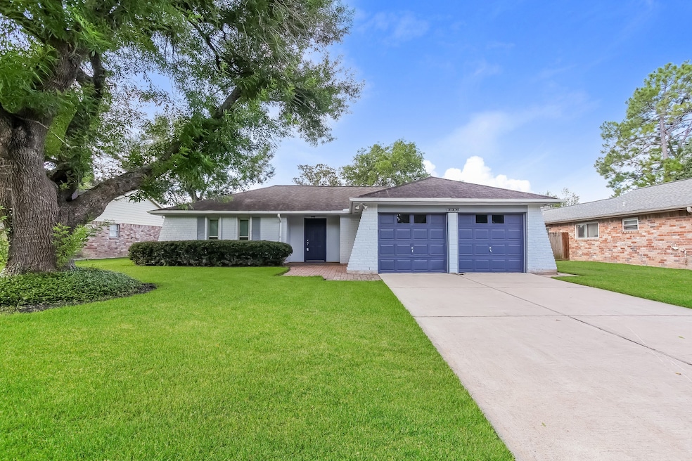 16106 David Glen Dr, Friendswood, TX 77546 - photo 1