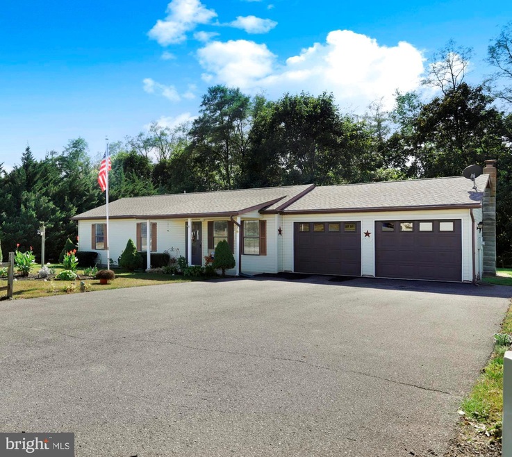 1525 Mark Dr, Chambersburg, PA 17201 - photo 1