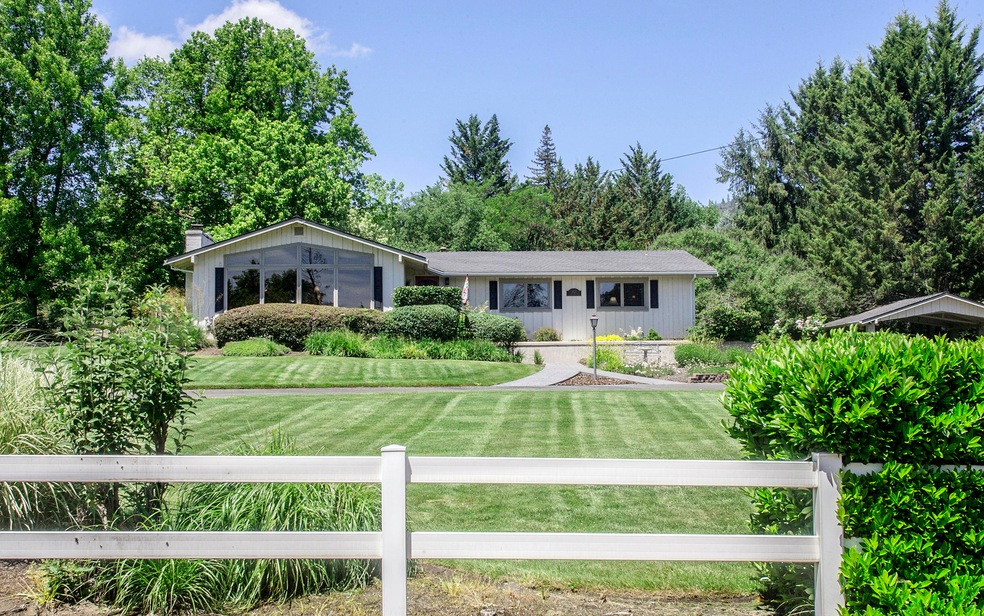 1925 Old Stage Rd, Central Point, OR 97502 - photo 1