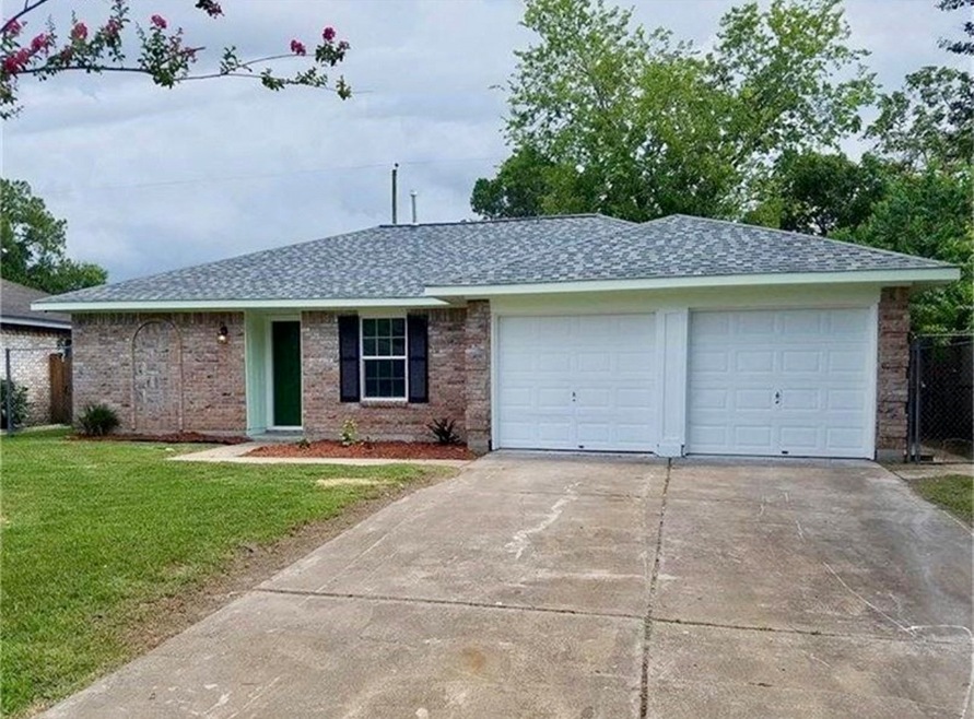 Front of the home with 2 car garage