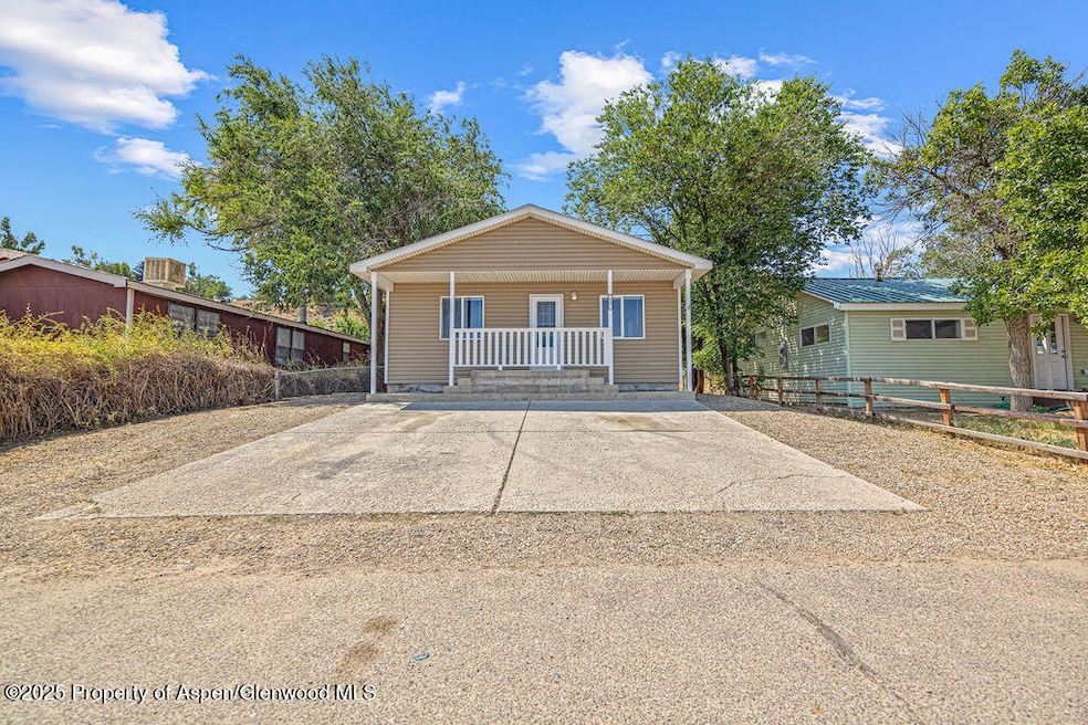 627 Lake St, Rangely, CO 81648 - photo 1