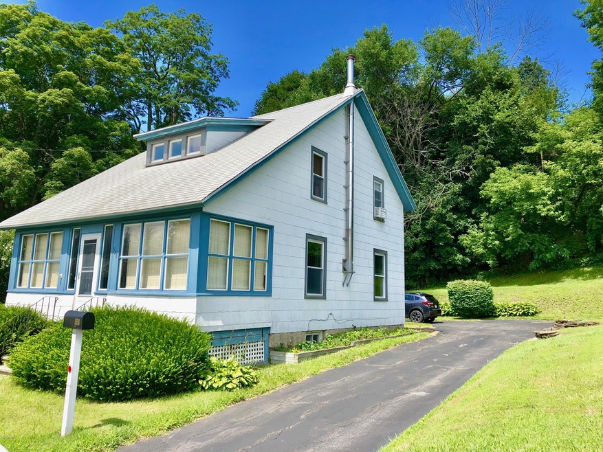 578 W Housatonic St, Pittsfield, MA 01201 - photo 1