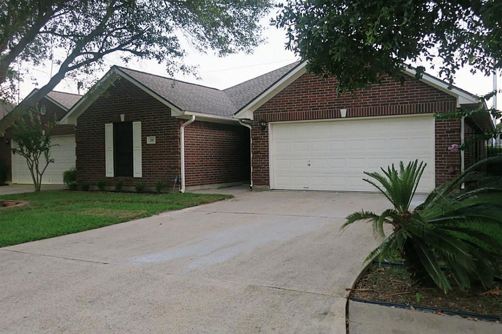 210 Live Oak Ln, Friendswood, TX 77546 - photo 1