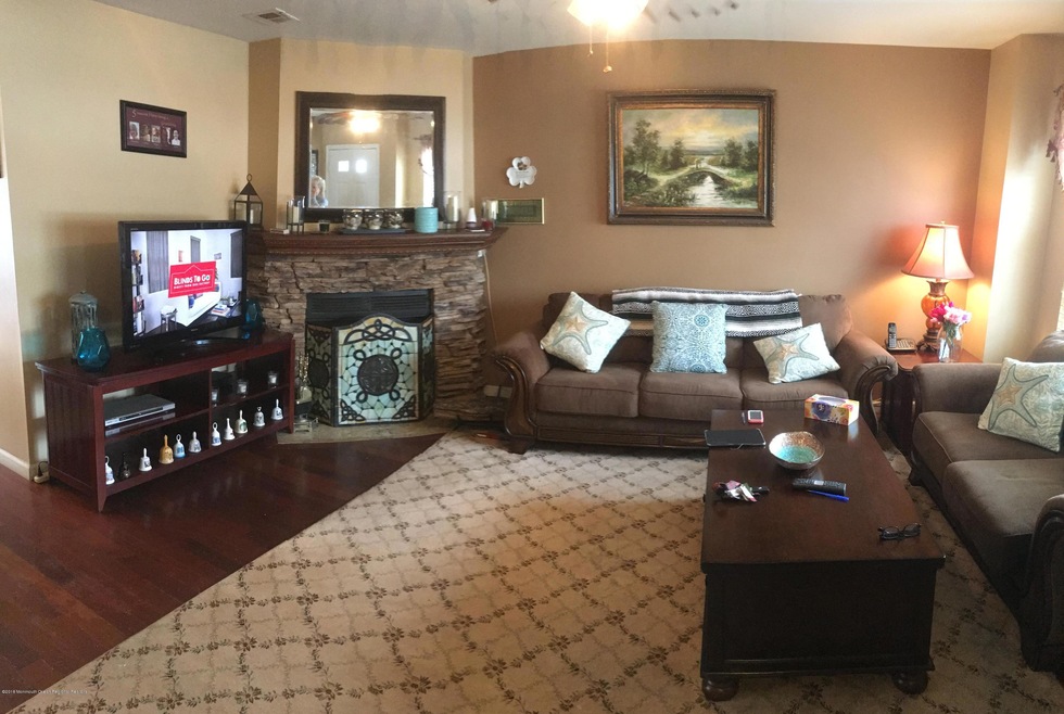 35 Horseshoe Ct, Tinton Falls, NJ 07753 - photo 1