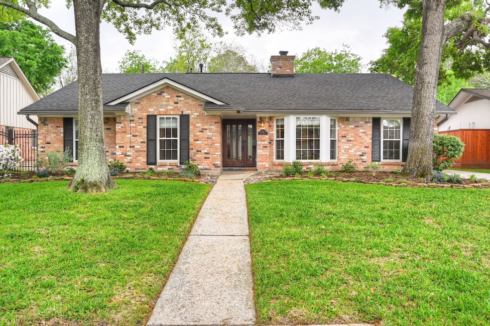 2315 Blue Water Ln, Houston, TX 77018 - photo 1