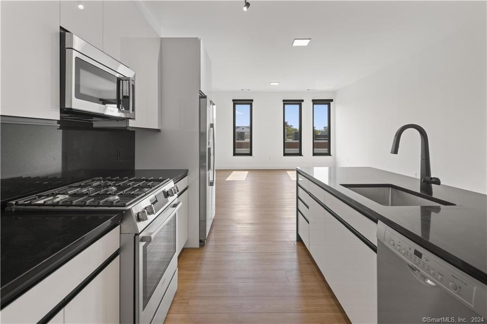 78 Unquowa Place unit 207, Fairfield, CT 06824 - photo 1