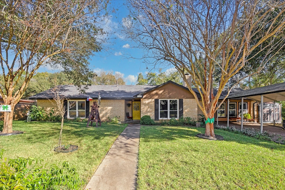 143 Machemehl Dr, Bellville, TX 77418 - photo 1