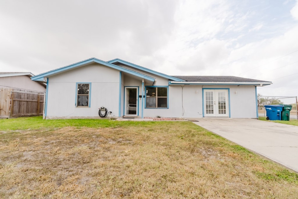 1401 Barcelona Dr, Corpus Christi, TX 78416 - photo 1