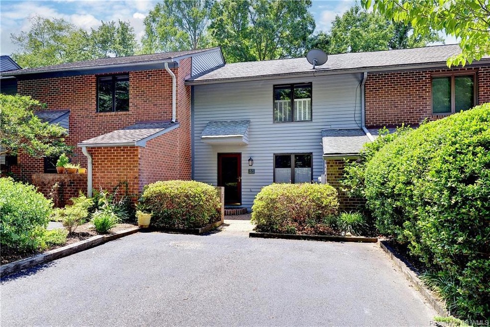 Live in the City in this lovely townhome with the 