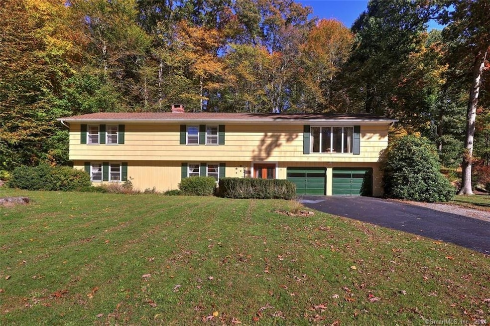 70 Stoneleigh Rd, Trumbull, CT 06611 - photo 1